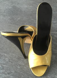 Worn by Lady Barbara : These gold-beige patent leather slippers with 13.5 cm high heel were worn privately and in many series in the updates. Manufacturer: made in u.k. You can see an example series, where I wear the shoes, and also new big pictures when you click on the preview image. <br> <red>Just send me an email with the order number, you will then receive further information regarding the payment. I am also happy to answer any questions you may have about the order. The sale is private, the shipping is very discreet as registered mail or DHL package with tracking number. Parcel station, fantasy sender or shipping without tracking at your risk. Private sale: No exchange, no return. Delivery within Germany is free. abroad on request.</red></small>