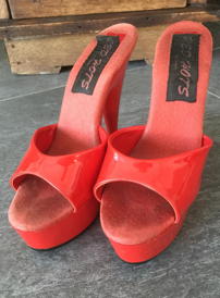 Worn by Lady Carmen : Platformmules in bright red with a 4 cm platform and 15 cm high heels. They were worn by Lady Carmen in the updates. Manufacturer: Red Hots. You can see an example series, where the shoes are worn, and also new big pictures when you click on the preview image. <br> <red>Just send me an email with the order number, you will then receive further information regarding the payment. I am also happy to answer any questions you may have about the order. The sale is private, the shipping is very discreet as registered mail or DHL package with tracking number. Parcel station, fantasy sender or shipping without tracking at your risk. Private sale: No exchange, no return. Delivery within Germany is free. abroad on request.</red></small>
