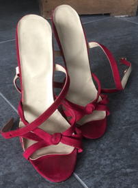 Worn by Lady Barbara : Dark red suede Sandals with thin straps and 14 cm high heels. The shoes were worn by me privately often and in many series in the updates. Manufacturer: unknown. You can see an example series, where I wear the shoes, and also new big pictures when you click on the preview image. <br> <red>Just send me an email with the order number, you will then receive further information regarding the payment. I am also happy to answer any questions you may have about the order. The sale is private, the shipping is very discreet as registered mail or DHL package with tracking number. Parcel station, fantasy sender or shipping without tracking at your risk. Private sale: No exchange, no return. Delivery within Germany is free. abroad on request.</red></small>