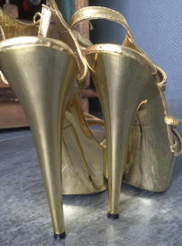 Worn by Lady Barbara : Golden vintags ssandals with a 5 cm platform and 15 cm high heels. The shoes were worn by me privately and also in many series in the updates. Manufacturer: Highest Heel Collection. You can see an example series, where I wear the shoes, and also new big pictures when you click on the preview image. <br> <red>Just send me an email with the order number, you will then receive further information regarding the payment. I am also happy to answer any questions you may have about the order. The sale is private, the shipping is very discreet as registered mail or DHL package with tracking number. Parcel station, fantasy sender or shipping without tracking at your risk. Private sale: No exchange, no return. Delivery within Germany is free. abroad on request.</red></small>