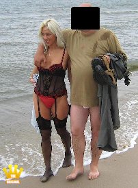Lady Ewa : Lady Ewa verbringt einen Tag mit einem Mitglied am Strand. Statt eines Bikinis trägt sie eine schwarze sexy Corsage mit rotem Slip und hauchdünne Nylons an Strapsen. Wie ein Liebespaar schlendern die beiden am Wasser lang und am Ende wixt die Polin der Dicken den Schwanz.
