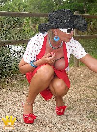 Lady Barbara : The pond in the mountains has been a popular destination for me here in Spain, whenever it was very hot and I wanted to rest. Here you see me once in red platform mules and with rubberized boobs, another time in a white dress and black designer sandals.