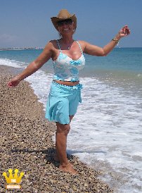 Lady Barbara : Mit meinem grünen Jeep habe ich einen Ausflug an den Strand im Ebrodelta auf dem Spanischen Festland gemacht. Dort posiere ich für Euch in verschiedenen Outfits und zeige meine nackten Füße auf dem Kies. Weit und breit sind dort kaum Menschen, eigentlich ideal für Schweinkram ;-)