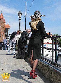 Lady Ewa : Lady Ewa ist wieder zuhause in Polen und macht sexy gekleidet einen Spaziergang durch ihre Stadt. 1.) Sie trägt dabei ein dünnes, beiges Strickkostüm, welches jedem CitySpanner einen guten Blick auf ihre knackigen Pobacken bietet. Sie trägt dabei hauchdünne Nylons und 15cm hohe Pantoletten an den Füßen. <br>2.) Sie bummelt in einem sexy-eleganten schwarzen Kostüm, Nahtnylons, 13cm hohen Slingpumps und einem schwarz-weißen Sommerhut auf ihrem Kopf, durch Kraka. Dabei schauen ihr die Kerle immer wieder auf die langen Beine und die prallen Pobacken.