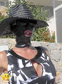 Lady Barbara : Its nice and warm during the day and so I pose in a settlement in Spain as a masked Lady with a hat in a black and white summer dress. Sitting on my quad, I take off my 16cm high black patent leather mules and present you my bare soles. I dont know what the people who saw me were thinking, but I bet someone was watching me. Maybe you see him.