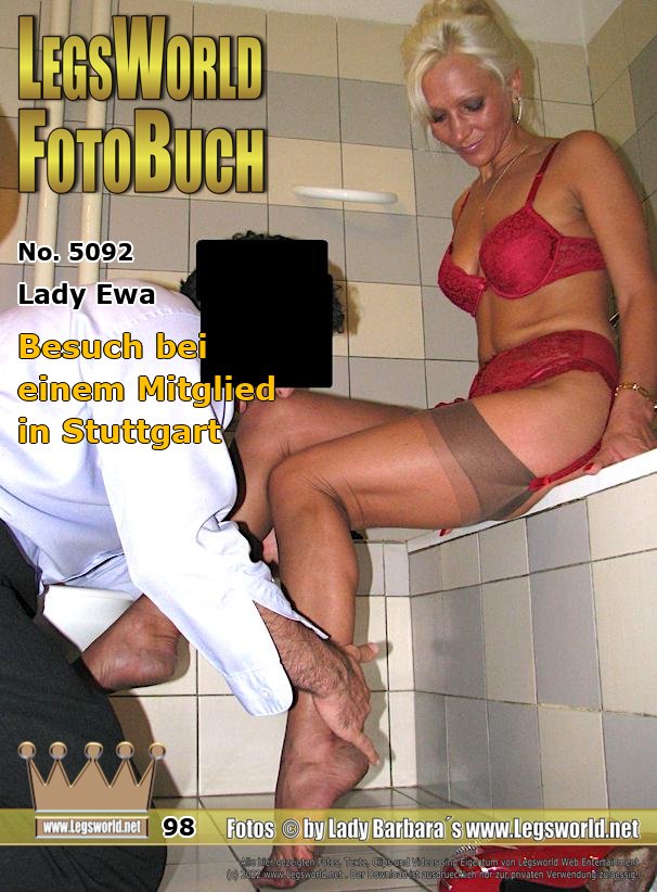 Fotobuch: 5092 - Lady Ewa
Besuch bei einem Mitglied in Stuttgart
Lady Ewa besucht in diesem Update ein Mitglied in Stuttgart und schaut sich dessen Wohnung an. Da das Bad nicht sauber ist, muss der junge Mann auf die Knie und die Nylonfüße der Lady küssen. Danach muss er die Füße der Lady waschen und abtrocknen.