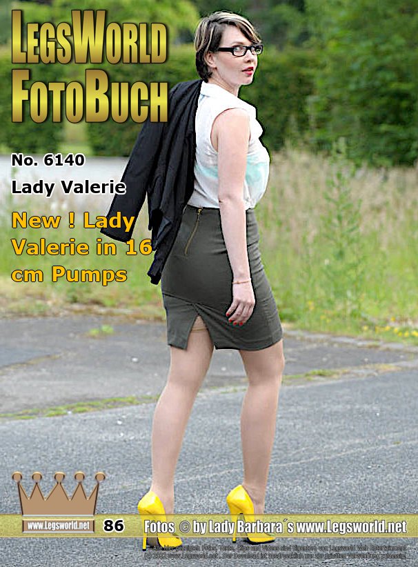 Ebook: 6140 - Lady Valerie
New ! Lady Valerie in 16 cm Pumps
Today in yellow pumps: Valerie, the Russian girl next door. The 26-year-old presents herself here in a tight skirt and 16 cm high yellow patent leather mules in a commercial park in Krefeld. In the tight business skirt, her thicker, rounder o comes into its own. The businesswoman with the hot Russian accent likes to use it in negotiations.