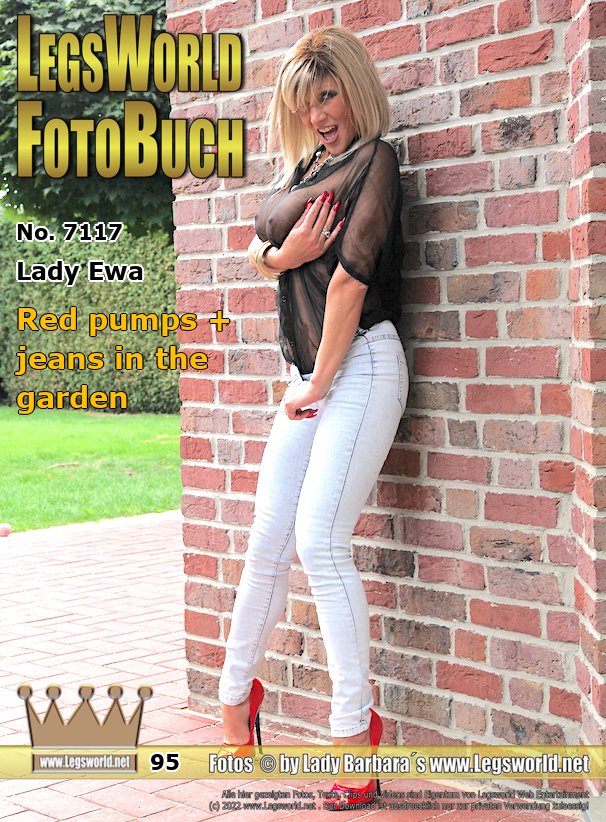 Ebook: 7117 - Lady Ewa
Red pumps + jeans in the garden
Today Lady Ewa shows herself in the garden in 16cm high-heeled pumps with open toes and red soles. This time, however, very modestly as "The girl next door" in tight blue jeans and a transparent blouse. So let