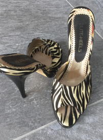 Worn by Lady Barbara : Black-golden slippers with 13 cm high, black patent leather heels. The shoes were worn by me privately and in many series in the updates. Manufacturer: Elite. You can see an example series, where I wear the shoes, and also new big pictures when you click on the preview image. <br> <red>Just send me an email with the order number, you will then receive further information regarding the payment. I am also happy to answer any questions you may have about the order. The sale is private, the shipping is very discreet as registered mail or DHL package with tracking number. Parcel station, fantasy sender or shipping without tracking at your risk. Private sale: No exchange, no return. Delivery within Germany is free. abroad on request.</red></small>