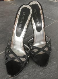 Worn by Lady Barbara : Black leather slippers (size 38) with thin straps and 16 cm high heels. The shoes were worn by Lady Ewa privately and in many series in the updates. Manufacturer: Elite. You can see an example series, where I wear the shoes, and also new big pictures when you click on the preview image. <br>$(0501)