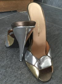 Worn by Lady Barbara : Gold-silver mules with 14 cm high heels. The shoes were worn in private and for the updates. Manufacturer: ELITE. You can see an example series, where I wear the shoes, and also new big pictures when you click on the preview image.<br> <red>Just send me an email with the order number, you will then receive further information regarding the payment. I am also happy to answer any questions you may have about the order. The sale is private, the shipping is very discreet as registered mail or DHL package with tracking number. Parcel station, fantasy sender or shipping without tracking at your risk. Private sale: No exchange, no return. Delivery within Germany is free. abroad on request.</red></small>