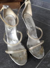 Worn by Lady Barbara : These silver platform sandals have a 5 cm platform and 14,5 cm high heels. The shoes were worn by me privately and also in many series in the updates. Manufacturer: Europa OK. You can see an example series, where I wear the shoes, and also new big pictures when you click on the preview image. <br> <red>Just send me an email with the order number, you will then receive further information regarding the payment. I am also happy to answer any questions you may have about the order. The sale is private, the shipping is very discreet as registered mail or DHL package with tracking number. Parcel station, fantasy sender or shipping without tracking at your risk. Private sale: No exchange, no return. Delivery within Germany is free. abroad on request.</red></small>