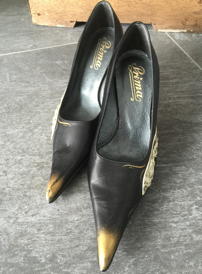 Worn by Lady Barbara : Pointed black Pumps with 8,5cm cm high heels. The shoes were worn privately by me, primarily when I was going with the dog. Manufacturer: Prima. You can see an example series, where I wear the shoes, and also new big pictures when you click on the preview image.<br> <red>Just send me an email with the order number, you will then receive further information regarding the payment. I am also happy to answer any questions you may have about the order. The sale is private, the shipping is very discreet as registered mail or DHL package with tracking number. Parcel station, fantasy sender or shipping without tracking at your risk. Private sale: No exchange, no return. Delivery within Germany is free. abroad on request.</red></small>