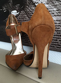 Worn by Lady Ewa : Cognac colored suede Pumps with 16cm high heels in size 38. The shoes were worn often by Lady Ewa, e.g. in the updates 2718, 2723, 2992. Manufacturer: Elite. <br> <red>Just send me an email with the order number, you will then receive further information regarding the payment. I am also happy to answer any questions you may have about the order. The sale is private, the shipping is very discreet as registered mail or DHL package with tracking number. Parcel station, fantasy sender or shipping without tracking at your risk. Private sale: No exchange, no return. Delivery within Germany is free. abroad on request.</red></small>