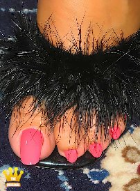 Lady Barbara : In the vintage archives you will find older series with smaller photos that are no longer good enough for the regular updates. Likewise private photos. Here are some close-ups of my toes in open shoes, with and without nylons.