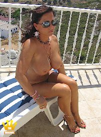 [Update 4546]
Model: Lady Barbara
Nackt am Pool mit Hut
In der beliebten Reihe NACKTHALTUNG seht Ihr mich heute in Spanien auf der Terrasse und am Pool wie ich in der Sonne relaxe. Natürlich bin ich bis auf etwas Schmuck splitternackt und trage nur offene Stöckelschuhe und Fußkettchen. Diesmal sind es verschiedene Designerpantoletten. Die lilafarbenen Holzpantoletten von Gianmarco Lorenzi habe ich mittlerweile zu meinen Hausschuhen gemacht