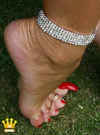 Lady Barbara : Here you see my toes and arches. A member wanted me to hold my naked feet as theywere in highhest heels. As I wear high heels since I was 14 years old, I only can walk on stiletto shoes. You will nearly find no flat shoes in my cabinet. I cannot walk on them. Would you like to cum between my oily toes? And of course my toes are always polished in bright red and my feet are decorated with anklets and toe rings, for example.