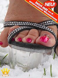 Lady Barbara : Today there is something for the fans of Ladys who love to wear high heeled, open mules all the year, so also in winter with ice and snow. Here you see me with platform mules and naked feet in the snow. While the small toe is constantly hanging out of the shoe, it is pretty cold also for my other toes in the snow. Who will warm them?