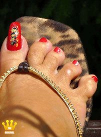 [Update 5951]
Model: Lady Barbara
Glitter Thongs (Part 1)
Today I will show you some of my favorite glitter thongs in beautiful close-ups in the most beautiful sunshine. With bright red, long toenails and an anklet you see my bare feet in hot shoes. Sometimes the shoes are worn a lot and have strong toe prints, which you can also see.  Did you ever see me in such shoes in the city of Krefeld? Many of you watched me there.